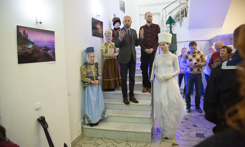 Директор музея приветствует гостей вместе с моделями агентства Ольги Стахеевой.