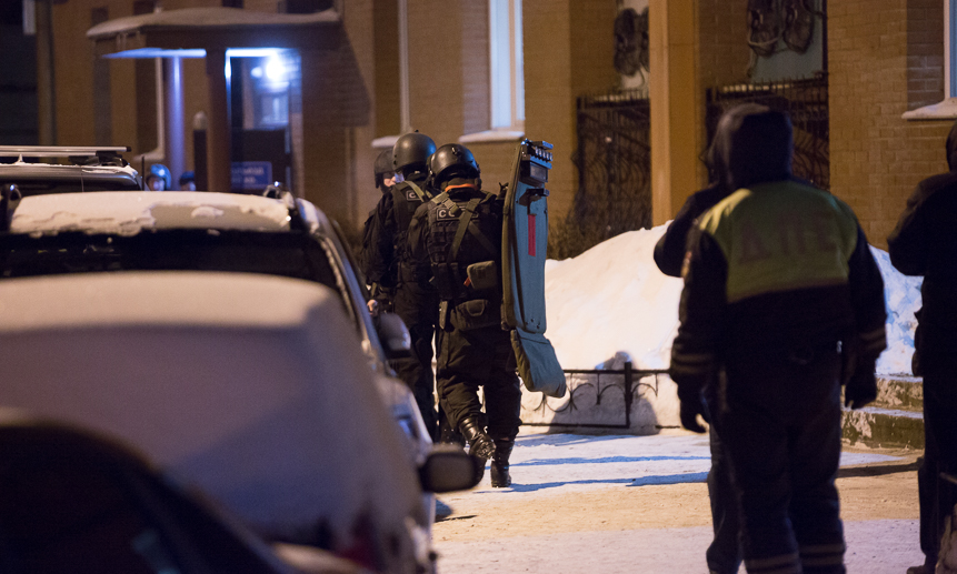 Бойцы спецназа при штурме квартиры на Обводном